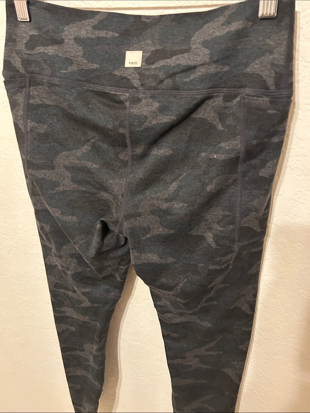 🍔VUORI high-Waist Black Camo elevation performance Leggings size M GUC - Picture 12 of 14